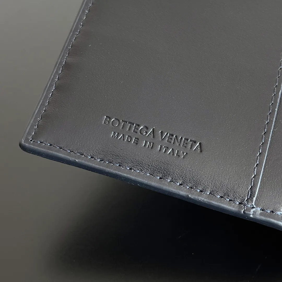 Batch 960 of BOTTEGA VENETA’s new woven small wallets are now shipping! ! ! 🥰🥰Made of carefully selected first-layer sheepskin fabric, this small luxury wallet has an elegant appearance and is also full of practicality. It can store change, driver's license and various cards at the same time. It is so small that it can be put in your pocket and carried with you. It is really convenient [Applause][Applause] Style No.: 667468 Size: 14.5*9.3*2cm